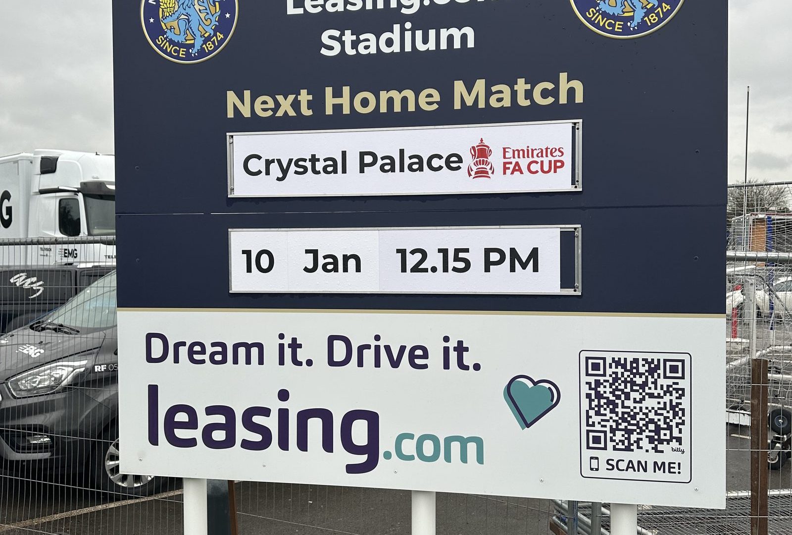 Welkomstbord van Macclesfield FC bij het Leasing.com Stadium met de FA Cup-wedstrijd tegen Crystal Palace