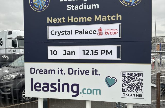 Welkomstbord van Macclesfield FC bij het Leasing.com Stadium met de FA Cup-wedstrijd tegen Crystal Palace