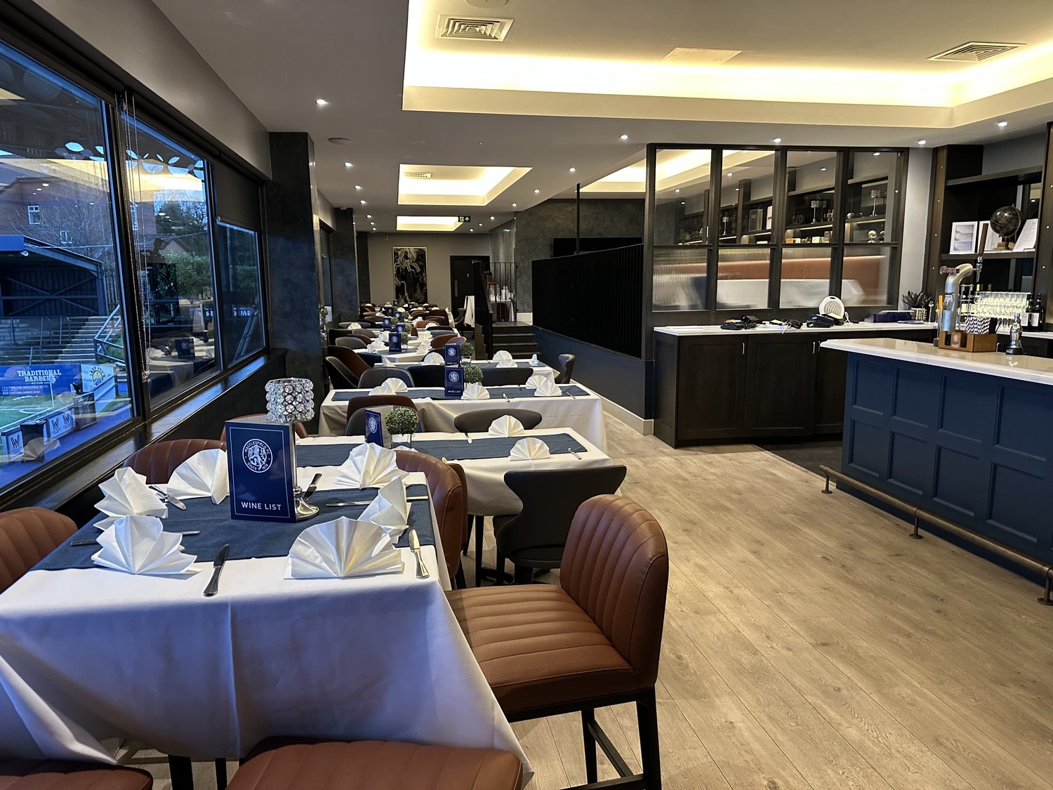 Premium hospitality lounge met gedekte tafels
