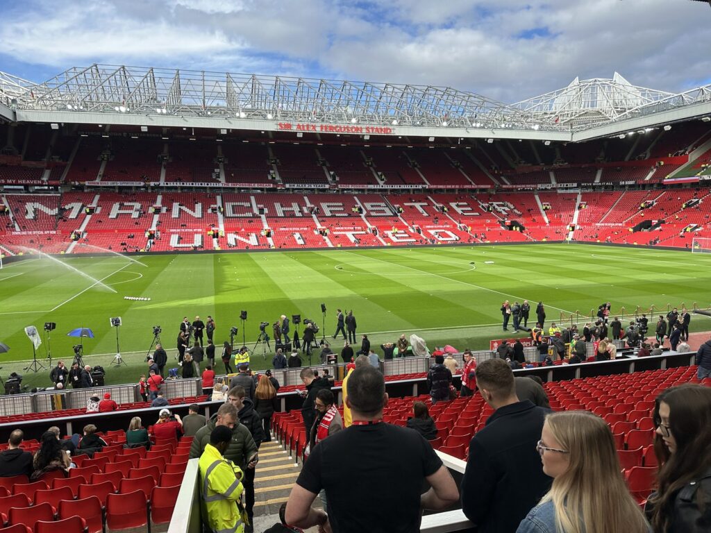 Blick auf das Spielfeld und die Sir Alex Ferguson Stand, bevor sich das Stadion füllt